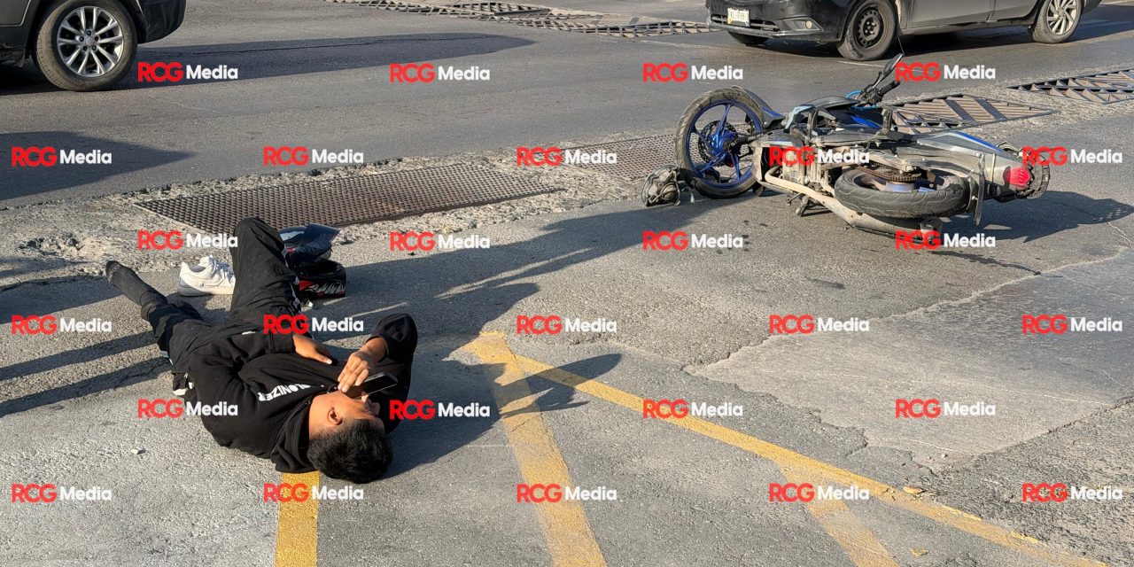Motociclista choca contra vehículo en el centro de Saltillo
