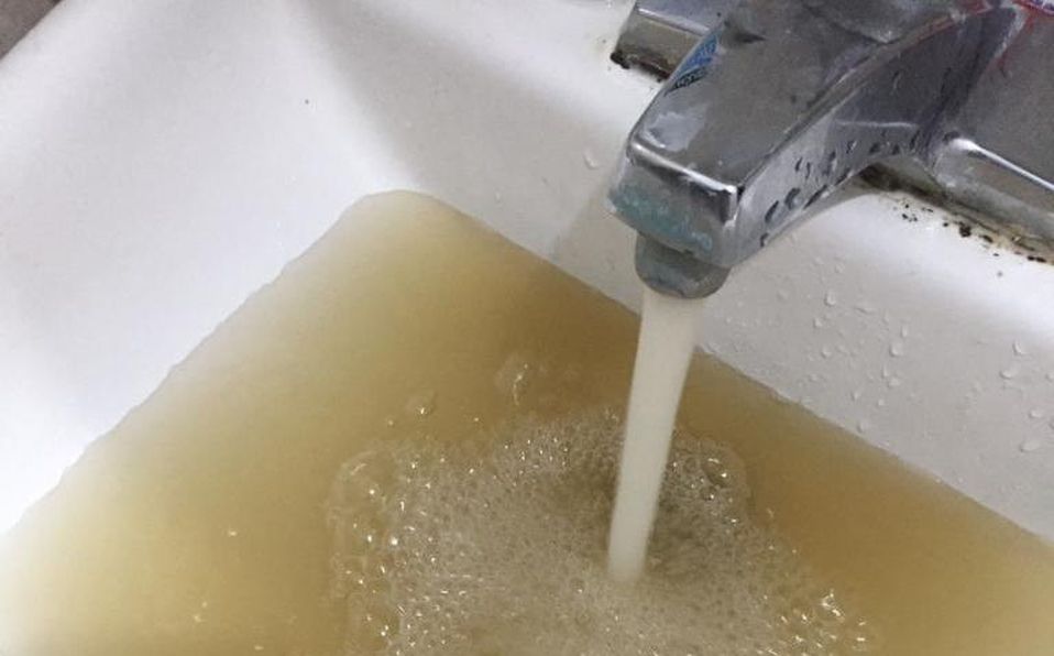 Estudiantes del ITESO encararon al gobernador Pablo Lemus por la crisis de agua contaminada en Jalisco