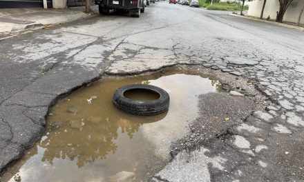 Bache en el fraccionamiento Maravillas pone en peligro a peatones y automovilistas