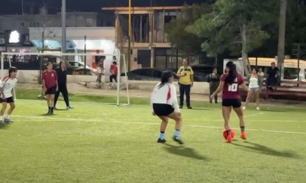 Mujeres se enfrentan en el torneo ‘Calle por Cancha’