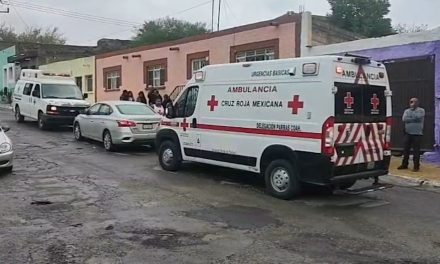 Ambulancia de Cruz Roja impacta a vehículo en Parras
