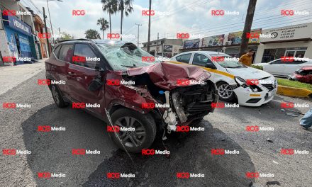 Aparatoso accidente deja personas lesionadas