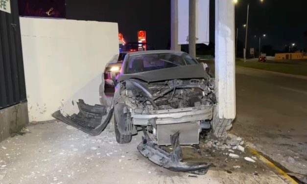 Conductor ebrio destroza su vehículo contra barda al sur de Saltillo