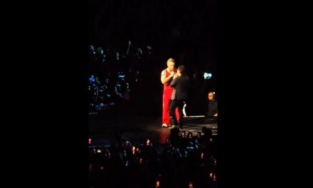 Robbie Williams sorprende al invitar a Omar Chaparro a cantar en su concierto en la CDMX