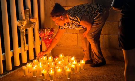 Despiden con veladoras y flores a subdirectora fallecida tras ataque en secundaria de Torreón