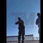 Mexicano reta a que agentes fronterizos en Ciudad Juárez le disparen y video se vuelve viral en redes sociales