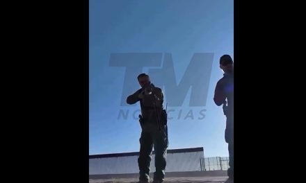 Mexicano reta a que agentes fronterizos en Ciudad Juárez le disparen y video se vuelve viral en redes sociales