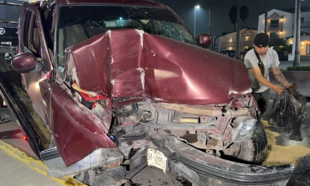 Conductor ebrio estrella su pickup contra base de puente en el periférico Luis Echeverría