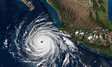 Huracán Rachel categoría 2 azota Puerto Vallarta con marejadas extremas que invaden el malecón