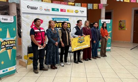Entregan estímulos económicos a jóvenes de la región sureste del estado