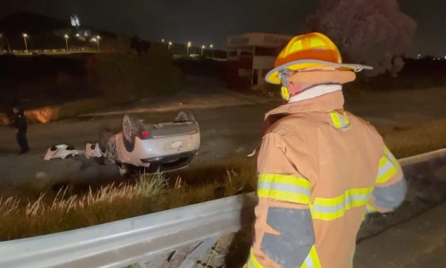 Intentó rebasar y terminó volcado sobre el bulevar Miguel Ramos Arizpe