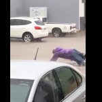 Hombre decide ponerse a nadar al ver las calles de Sayulita inundadas por las lluvias