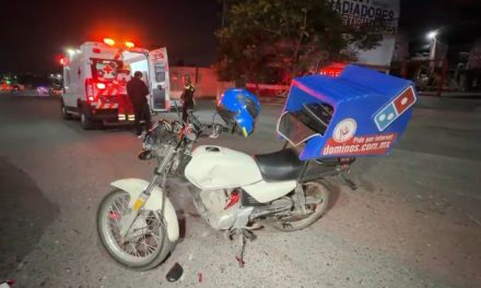 Repartidor de comida termina hospitalizado tras chocar contra automóvil en Abasolo