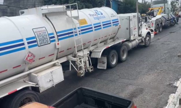 Retiran pipa con tanques de gasolina en el centro de Saltillo