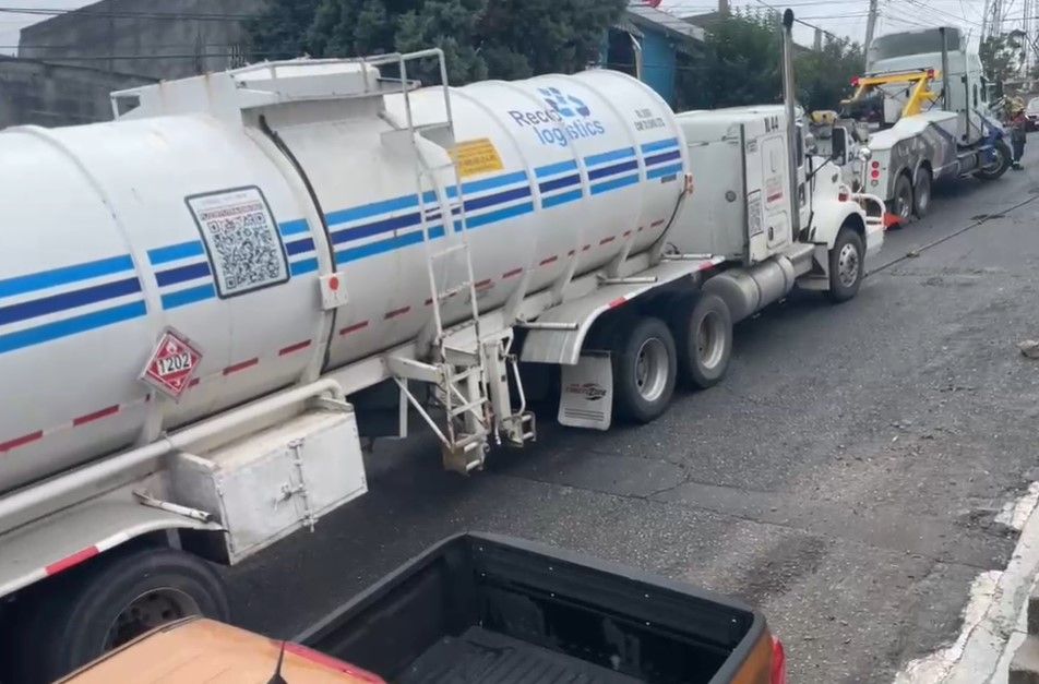 Retiran pipa con tanques de gasolina en el centro de Saltillo
