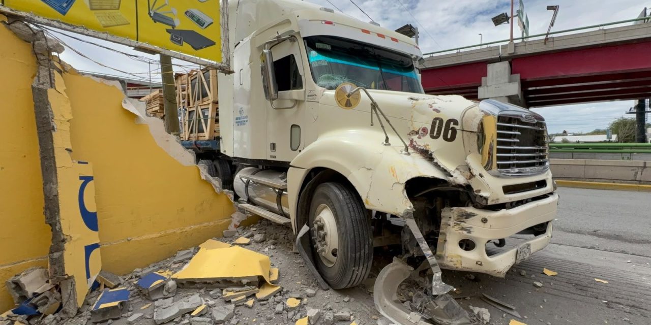 Tráiler se estrella contra la fachada de un comercio en Saltillo