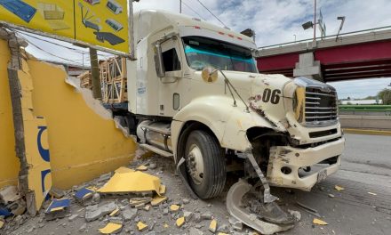 Tráiler se estrella contra la fachada de un comercio en Saltillo
