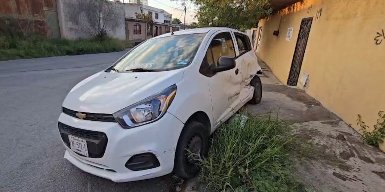 Se pasa el alto y provoca choque en Postal Cerritos Ampliación