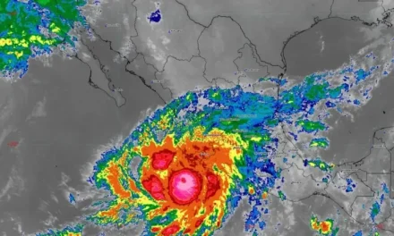 Sheinbaum llama a la población de Jalisco, Colima, Nayarit y Michoacán a resguardarse por el huracán Simón