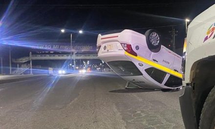 Taxi sufre volcadura al sur de Saltillo