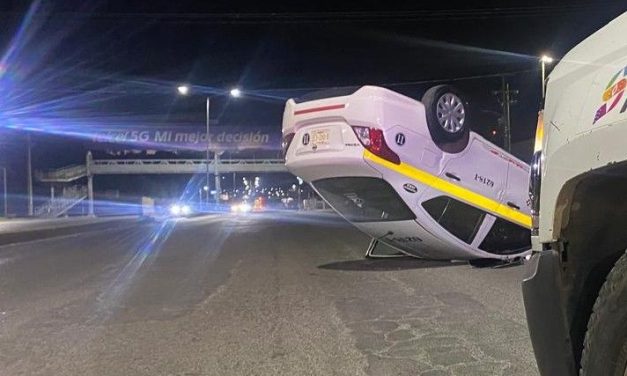 Taxi sufre volcadura al sur de Saltillo