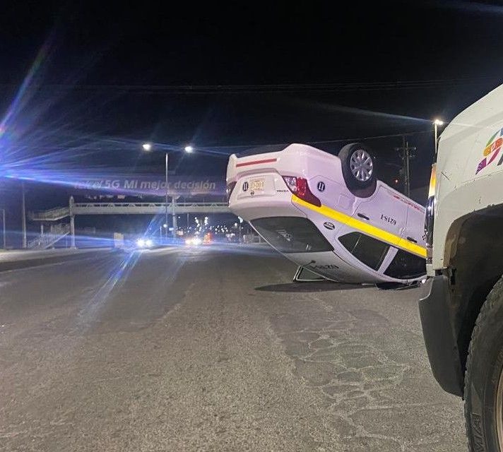 Taxi sufre volcadura al sur de Saltillo