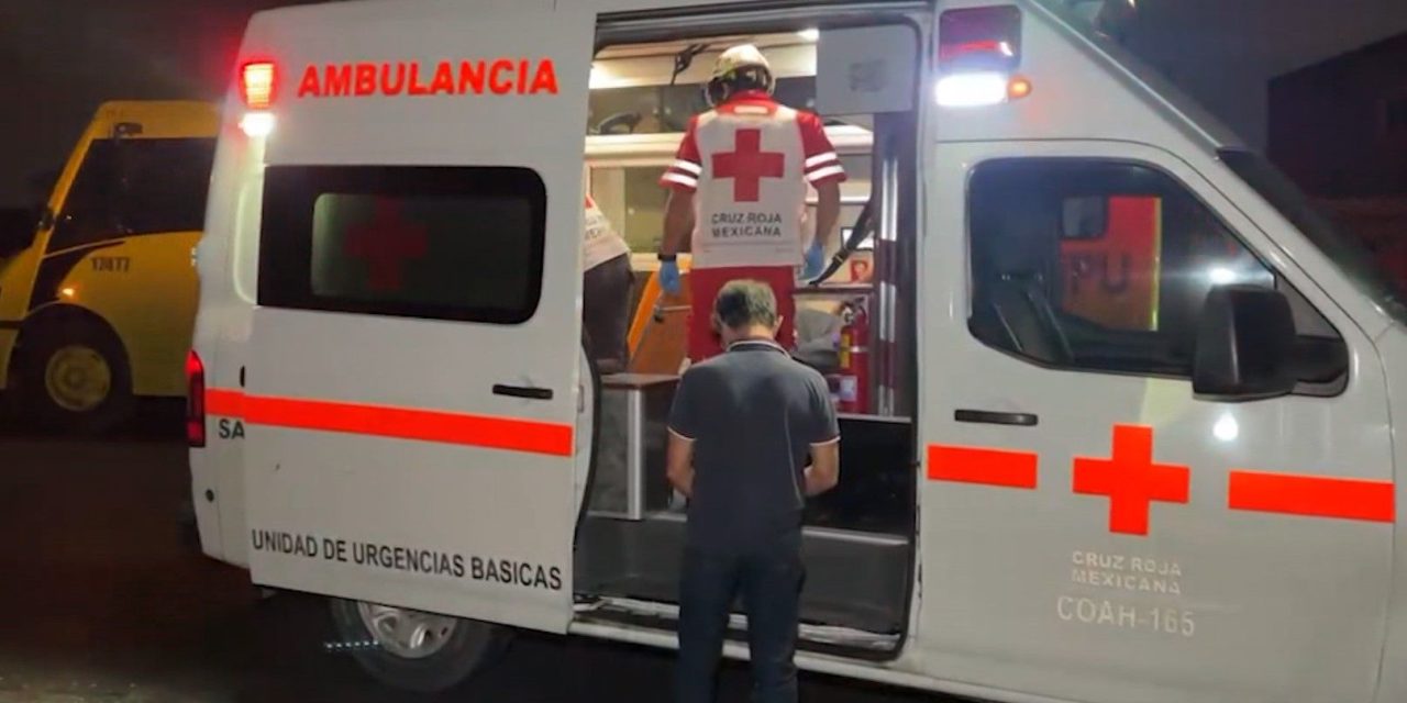 Tractocamión les quita derecho de paso a dos menores