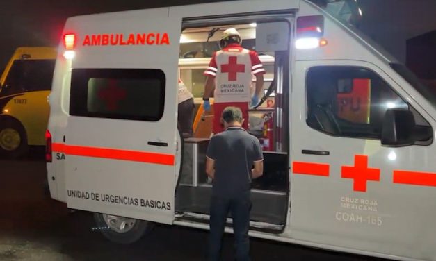 Tractocamión les quita derecho de paso a dos menores