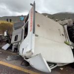 Tráiler que lleva carne sufre volcadura en la carretera Saltillo-Torreón