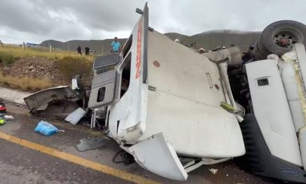 Tráiler que lleva carne sufre volcadura en la carretera Saltillo-Torreón