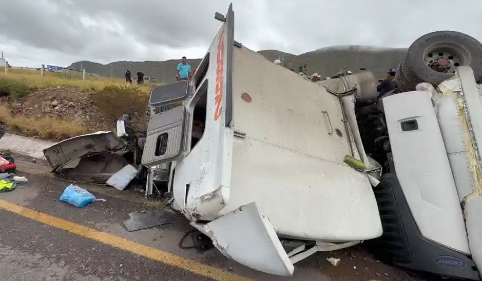 Tráiler que lleva carne sufre volcadura en la carretera Saltillo-Torreón