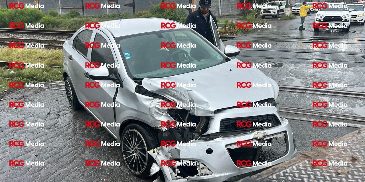 Auto es impactado por el tren cuando intentaba cruzar las vías en Ramos Arizpe
