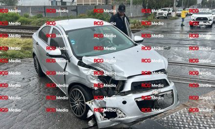 Auto es impactado por el tren cuando intentaba cruzar las vías en Ramos Arizpe