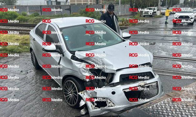 Auto es impactado por el tren cuando intentaba cruzar las vías en Ramos Arizpe