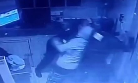 Valiente mujer vigilante hizo huir a dos encapuchados en fraccionamiento privado de Saltillo