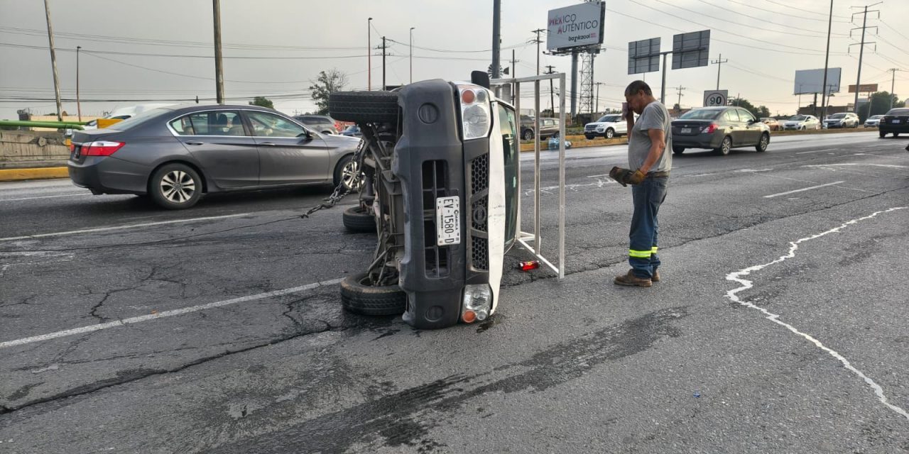Camioneta con garrafones sufre volcadura en Fundadores