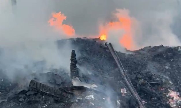 Voraz incendio consume vehículo y tejabán en Arteaga